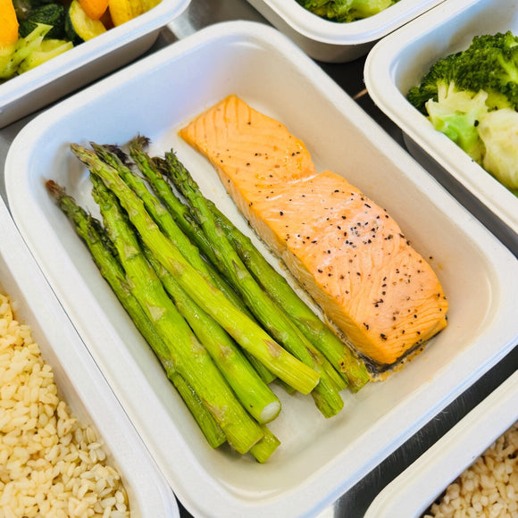 DLX Salmon with Asparagus